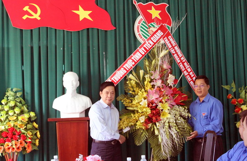 Đồng chí Trần Thế Ngọc - Bí thư Tỉnh ủy Tiền Giang tặng hoa chúc mừng kỷ niệm 84 năm ngày thành lập Đoàn TNCS Hồ Chí Minh (26/3/1931 - 26/3/2015)